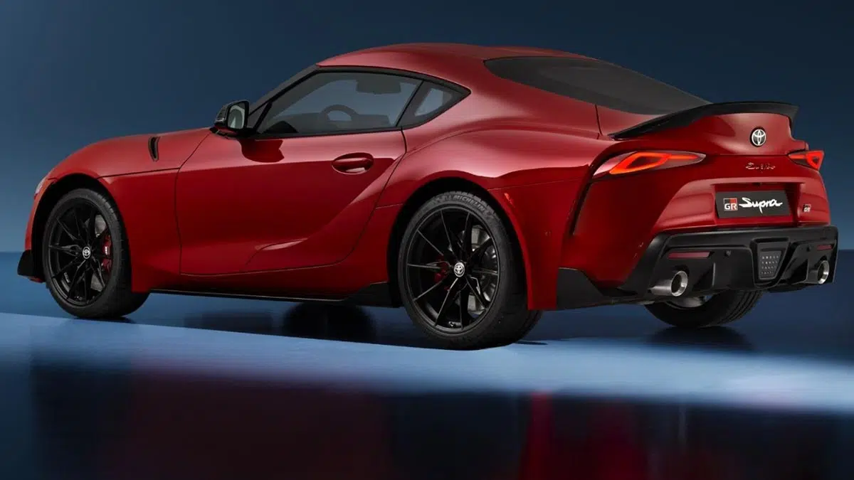 Parte trasera de la Toyota GR Supra 2025 con difusor y alerón de carbono