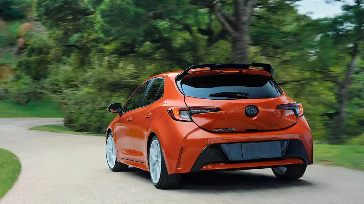 Parte trasera de la Toyota Corolla FX 2026 con emblema retro y difusor negro