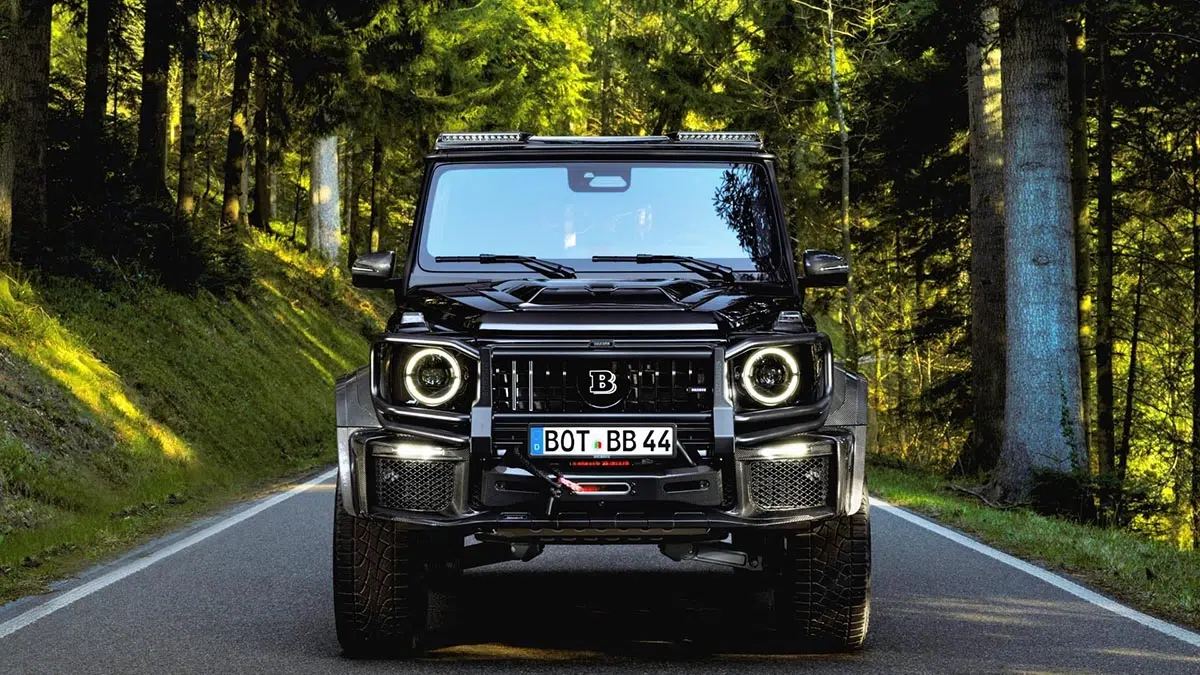 Frente del Brabus XL 800 con parrilla Widestar, capó de carbono y ópticas LED