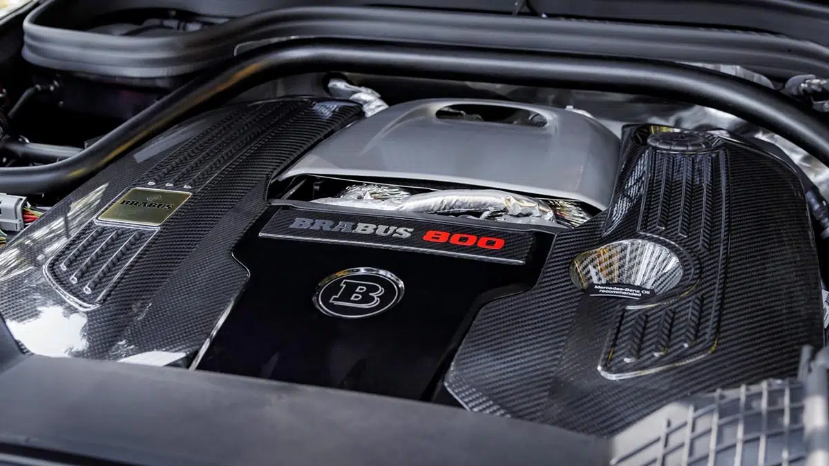 Motor V8 biturbo Brabus 800 con tratamiento en carbono y optimización 1 000 Nm