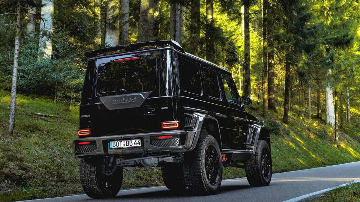 Parte trasera del Brabus XL 800 con parachoques ampliado, luces LED y rueda de repuesto protegida