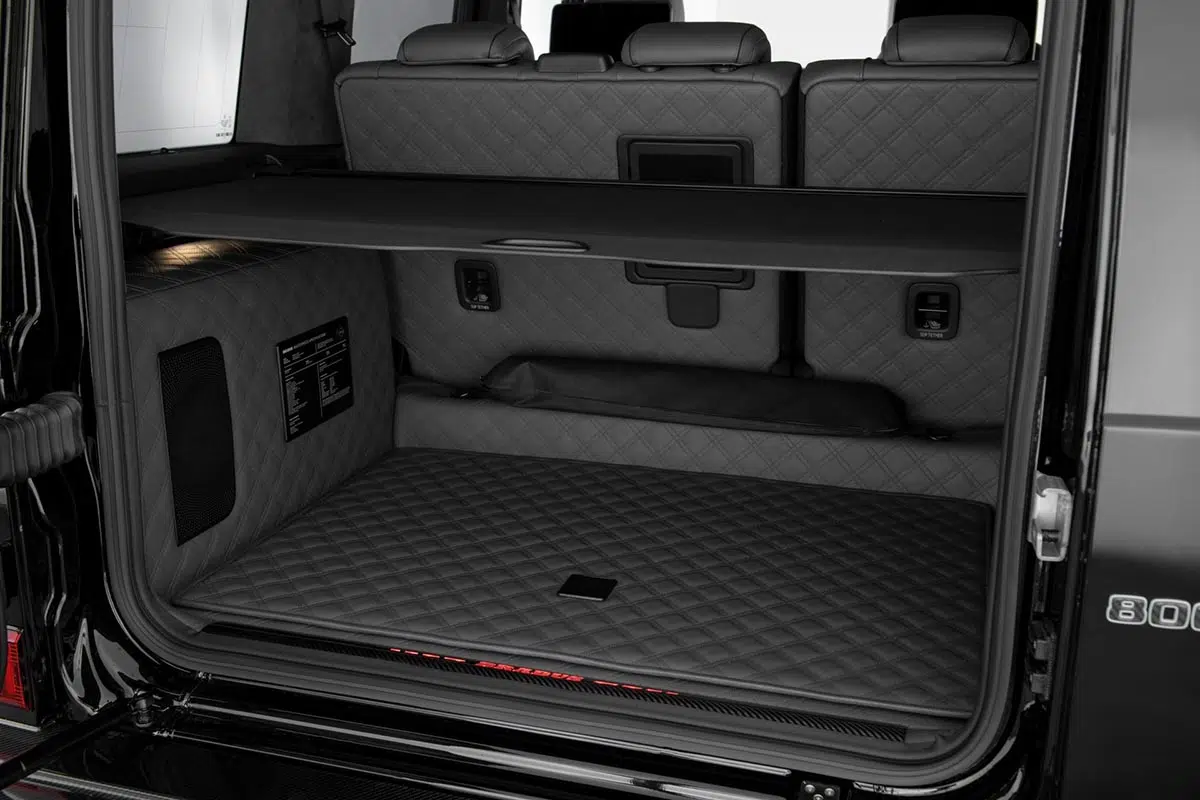 Maletero del Brabus XL 800 con acabados personalizados y detalles de alta gama