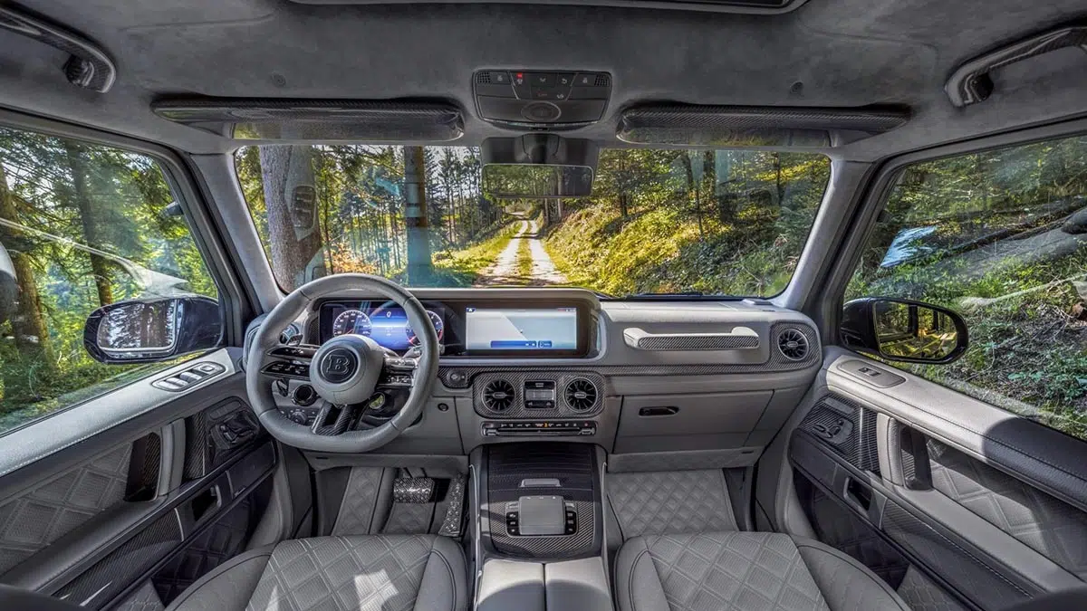 Interior del Brabus XL 800 con cuero acolchado, fibra de carbono y pantallas digitales