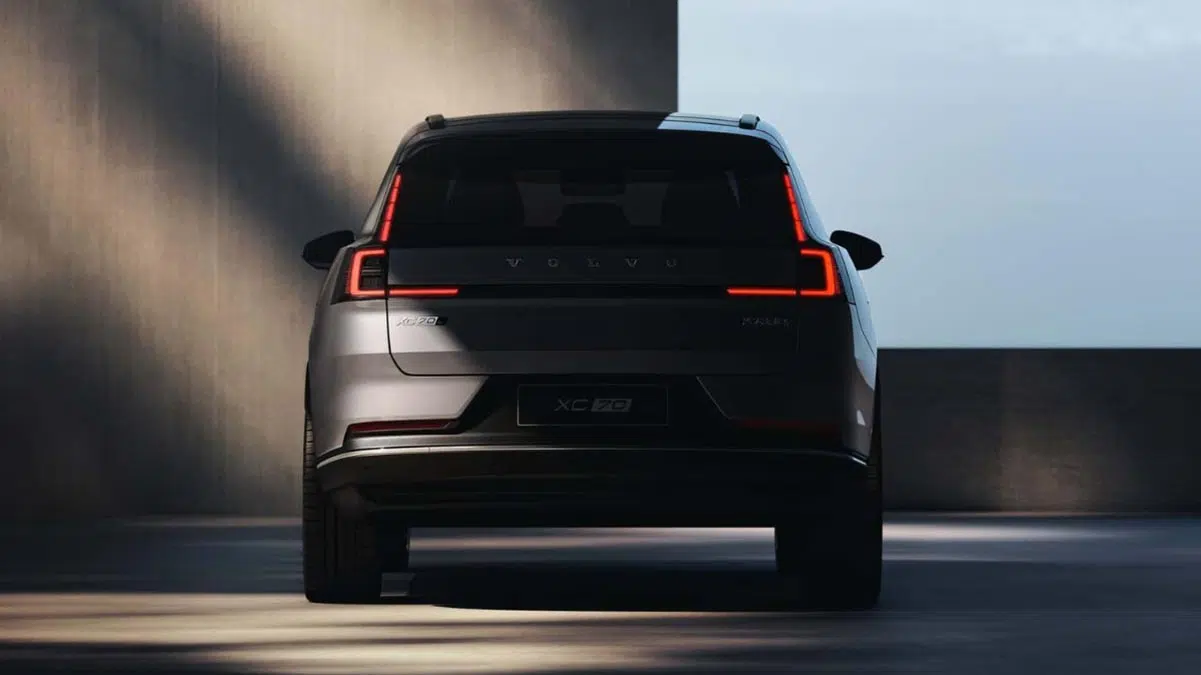 Parte trasera del Volvo XC70 PHEV con luces verticales emblemáticas y portón perfilado