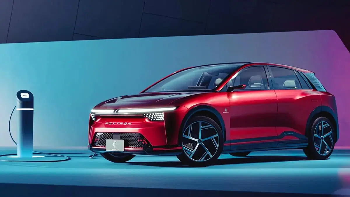 Frontal del SUV eléctrico Foxconn Mitsubishi con ópticas LED y parrilla cerrada