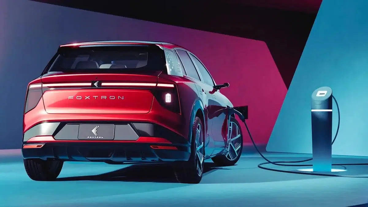 Parte trasera del SUV compacto eléctrico desarrollado por Foxconn y Mitsubishi con luces horizontales