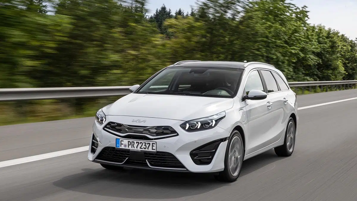 Delantera del Kia Ceed SW PHEV 2025 con nueva firma luminosa LED