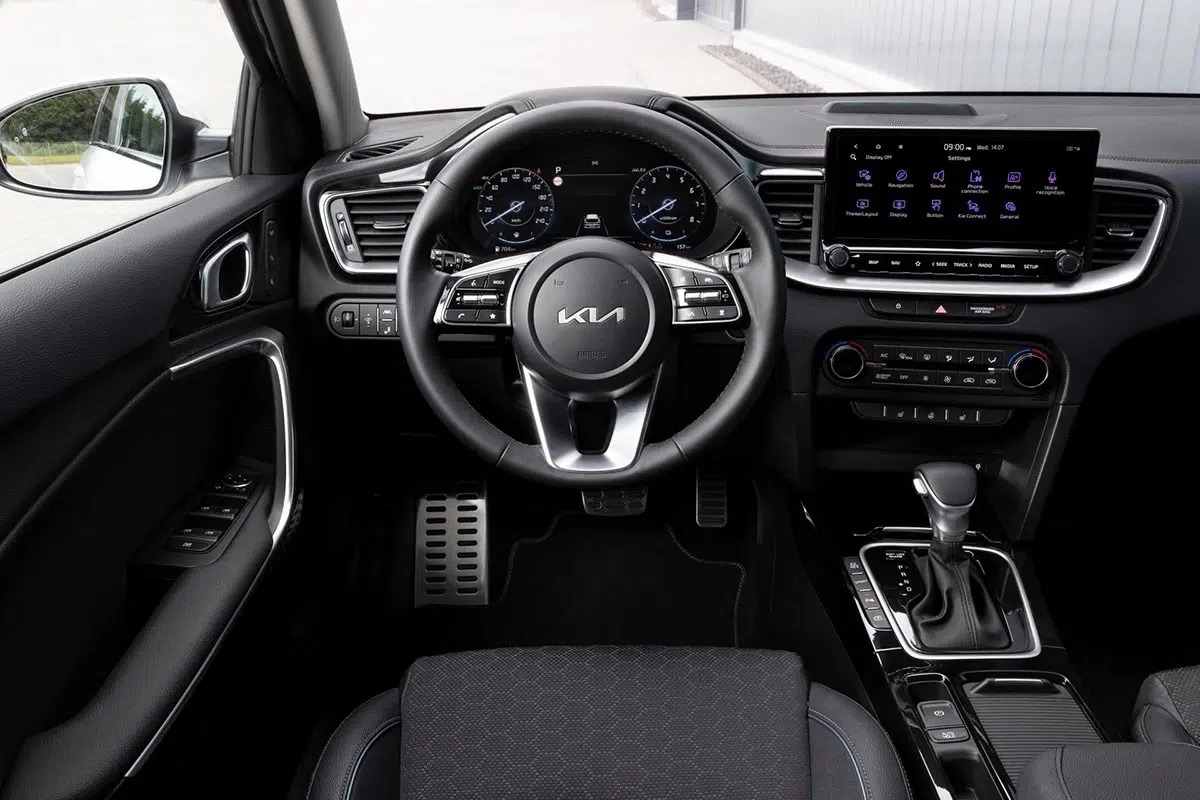 Interior del Kia Ceed SW PHEV 2025 con instrumentación digital y pantalla táctil