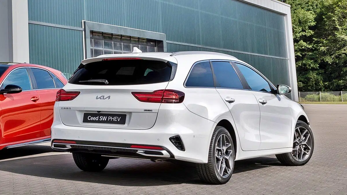 Parte trasera del Kia Ceed SW PHEV 2025 con faros rediseñados y emblema PHEV