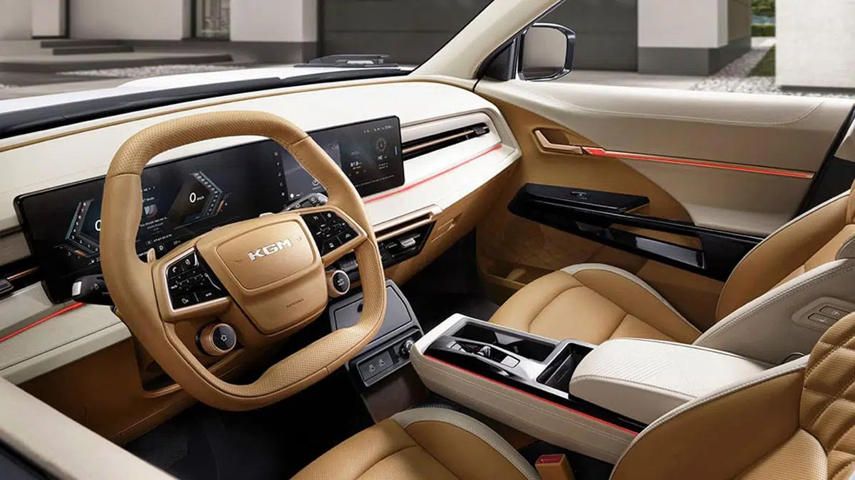 Interior del KGM Actyon 2025 con tablero digital y pantalla central táctil