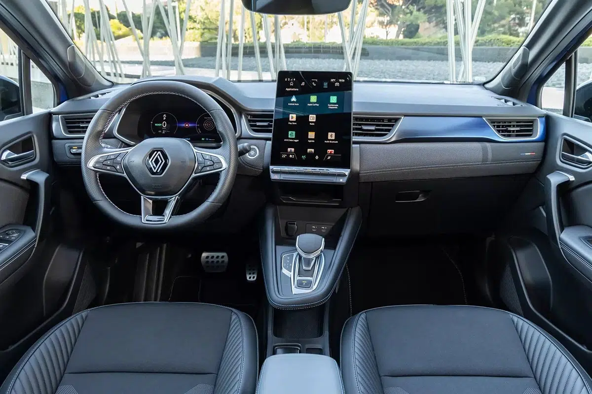 Tablero del Captur E-Tech 160 con pantalla digital central OpenR Link
