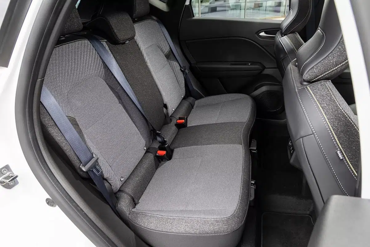 Banco trasero del Captur E-Tech 160 con tapicería de tejido-Alcantara y amplio espacio
