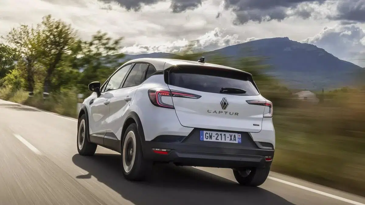 Vista trasera del Renault Captur E-Tech 160 con luces LED y difusor negro