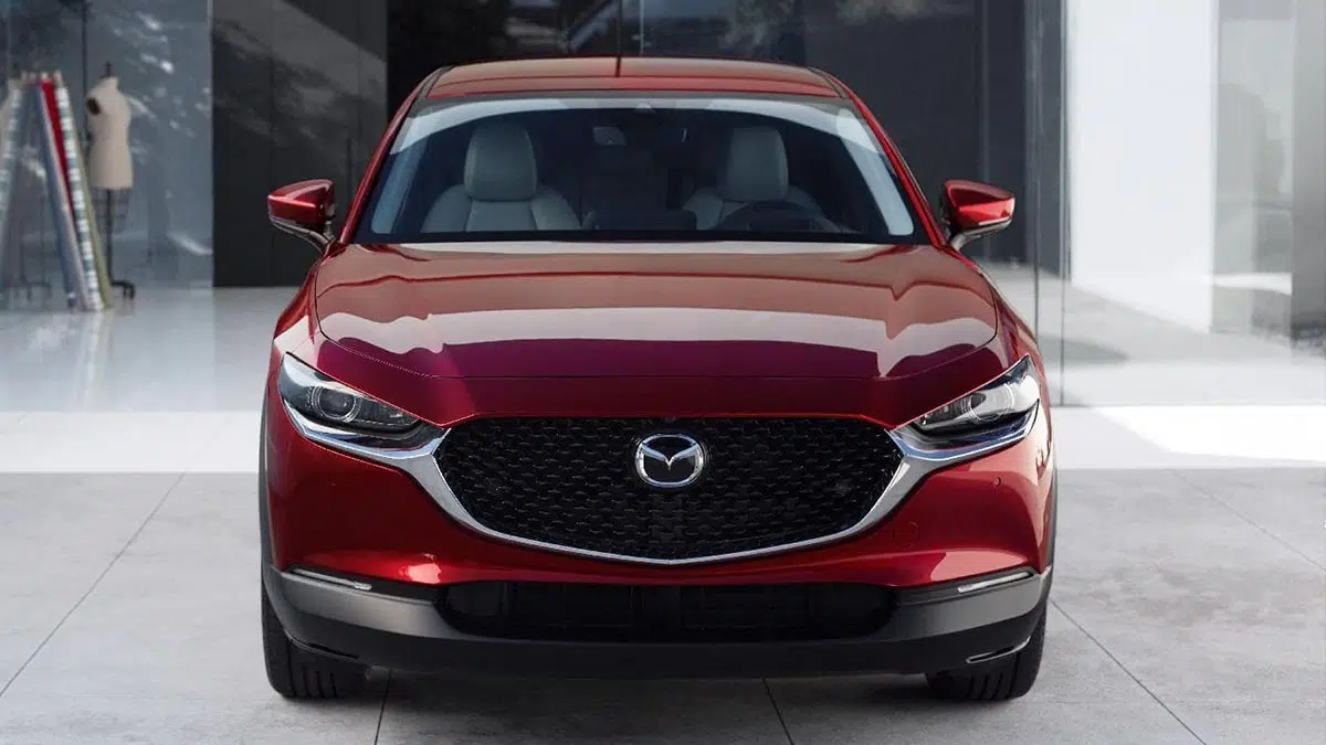 Frontal del Mazda CX-30 2025 con parrilla cromada y faros delgados