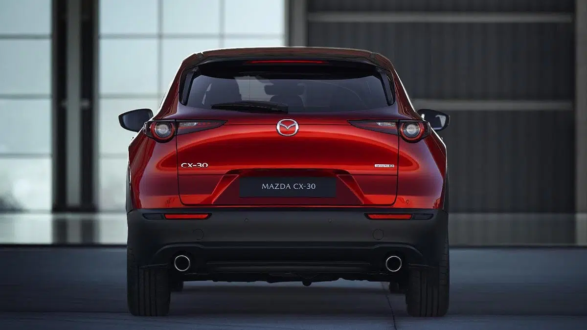 Vista trasera del Mazda CX-30 2025 con luces LED y doble escape