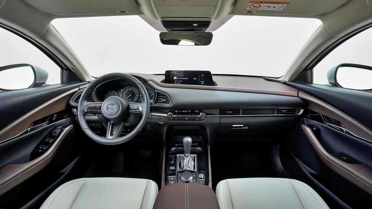 Interior del Mazda CX-30 2025 con tablero digital y pantalla central