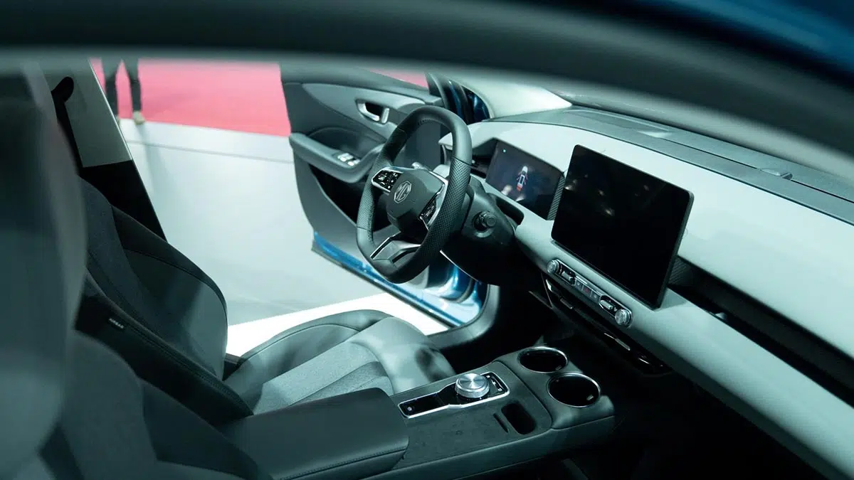 Vista lateral del interior del MG S5 EV 2025 con pantalla táctil vertical y tablero moderno