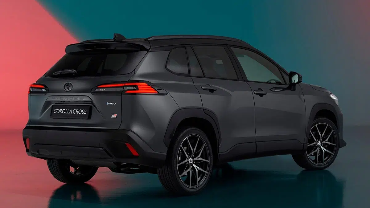 Vista trasera del Toyota Corolla Cross 2026 con luces LED y puerta trasera esculpida