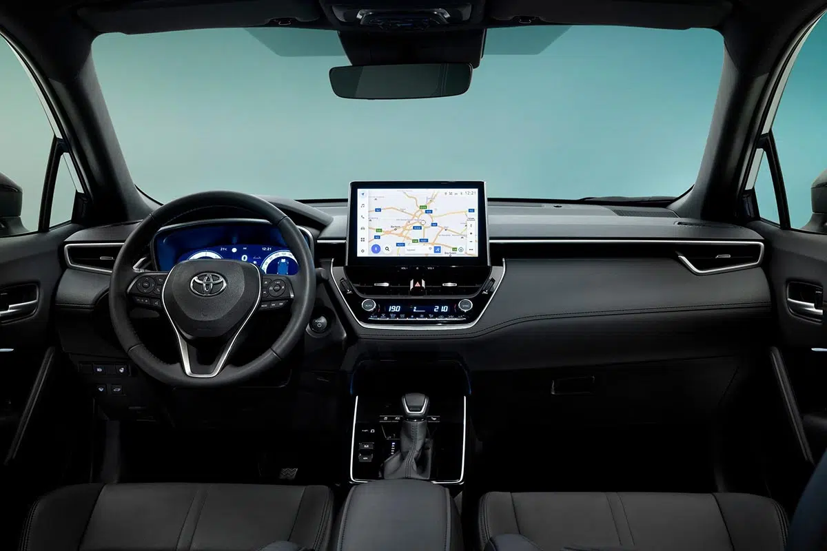 Vista frontal del tablero del Toyota Corolla Cross 2026 con pantalla táctil central y panel de instrumentos digital