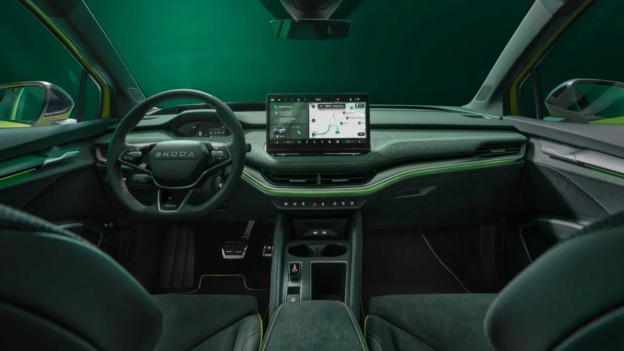 Interior del Skoda Enyaq RS 2025 con pantalla táctil de 13 pulgadas