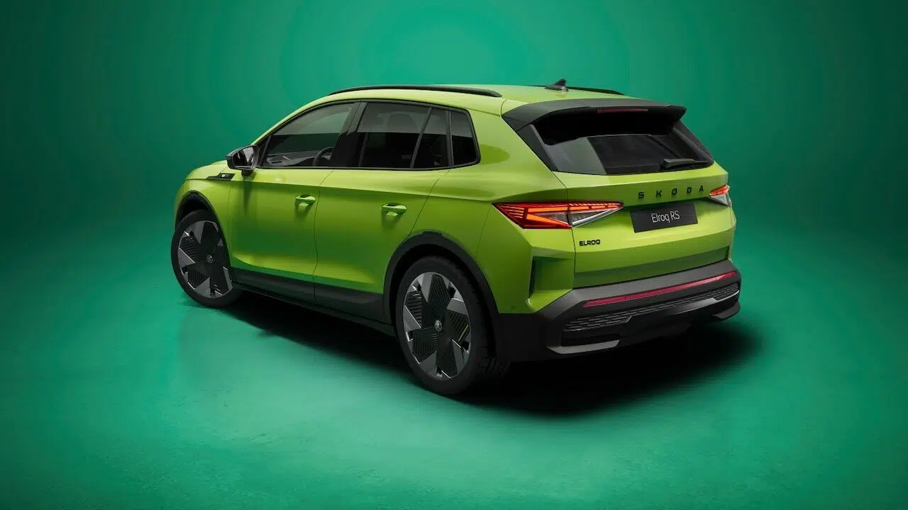 Parte trasera del Skoda Enyaq RS 2025 con luces LED