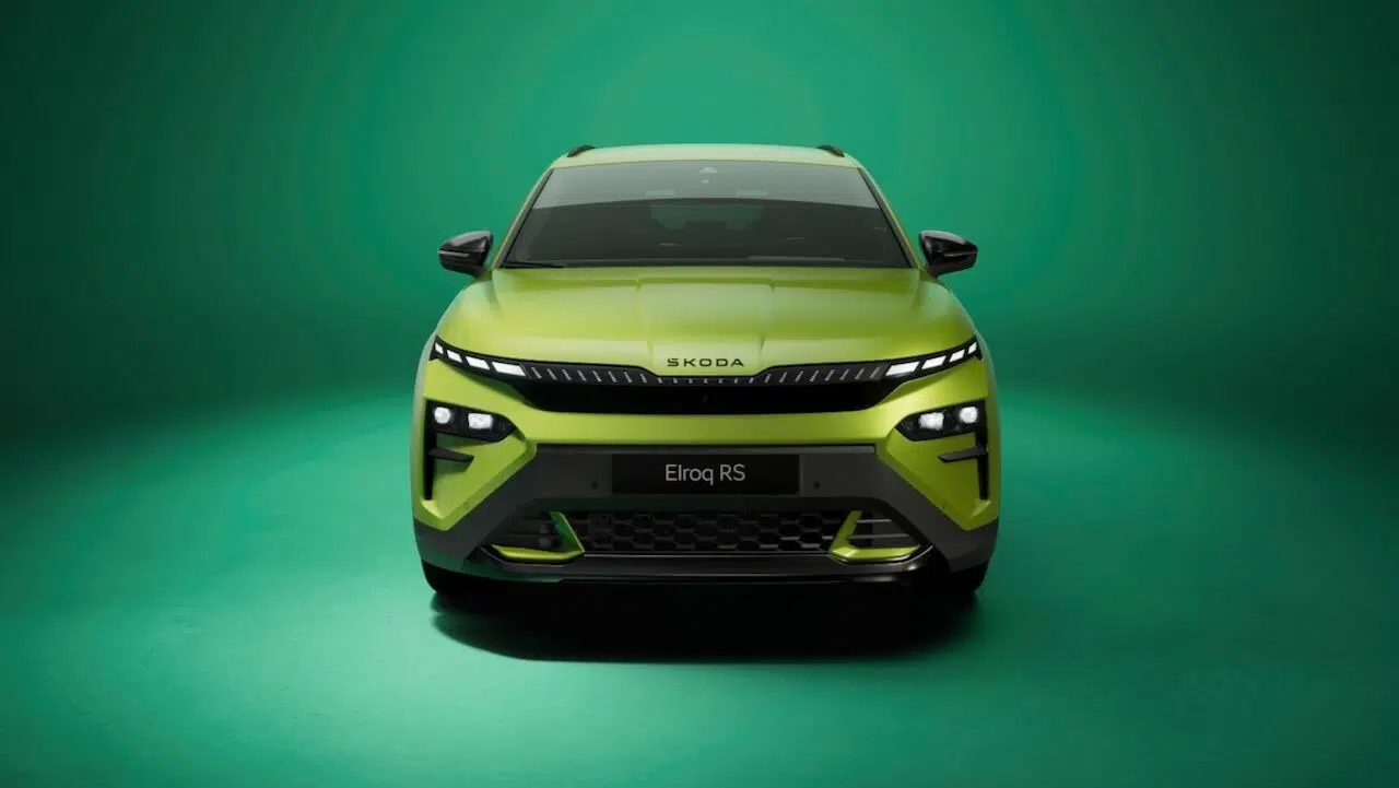 Frontal del Skoda Enyaq RS 2025 con calandra iluminada