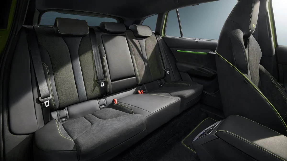 Banqueta trasera del Skoda Enyaq RS 2025 con acabados deportivos