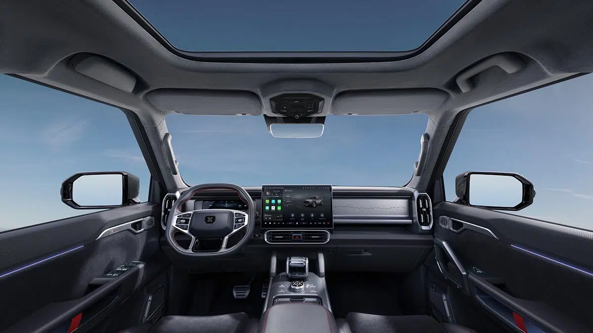 Interior del ICH-X K3 con pantalla táctil y controles simplificados