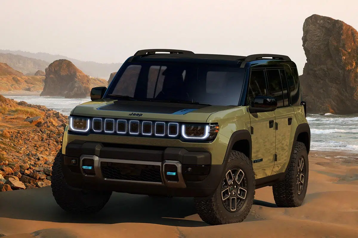 Frontal del Jeep Recon 2026 con parrilla cerrada de siete ranuras y faros LED rectangulares