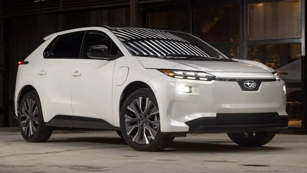 Perfil lateral del SUV eléctrico Subaru Solterra 2025 estacionado en una calle urbana