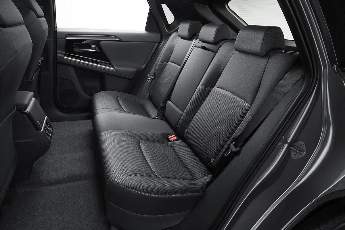 Asiento trasero del Subaru Solterra 2025 con tapicería de tela y amplio espacio para tres pasajeros