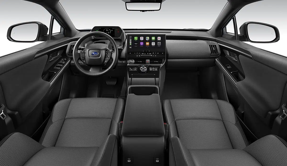 Interior del Subaru Solterra 2025 con pantalla central y tablero digital