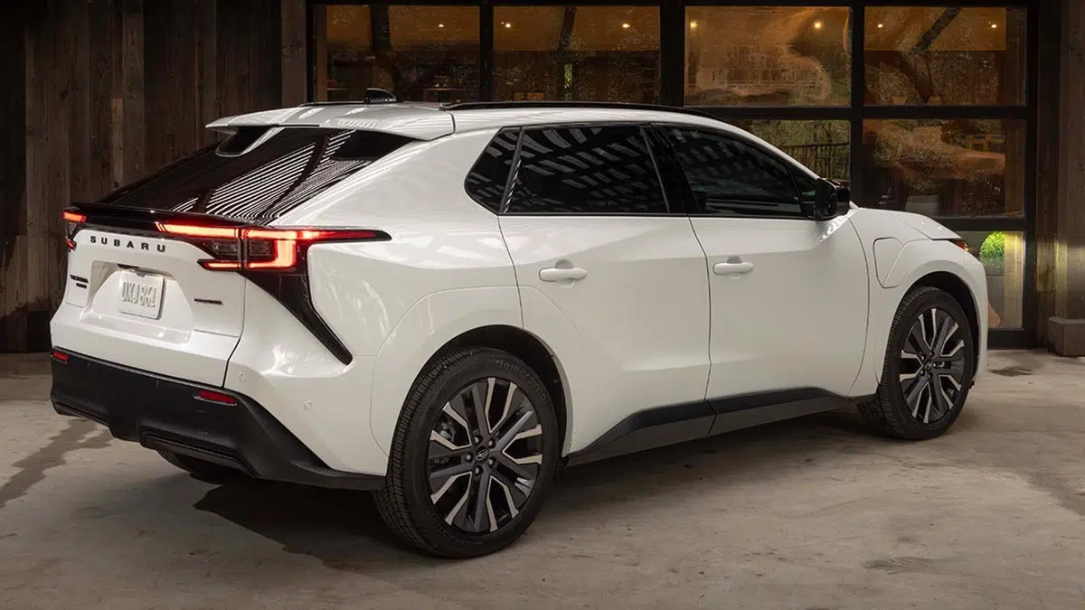 Parte trasera del Subaru Solterra 2025 con luces LED y diseño horizontal elegante