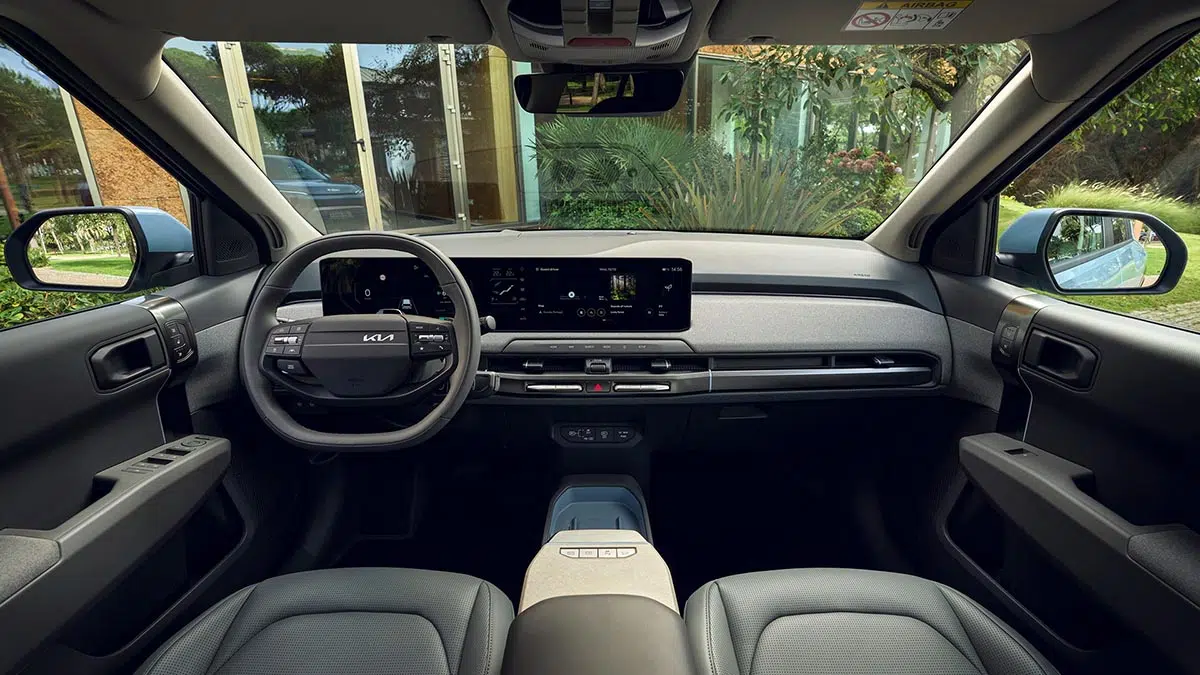 Interior del Kia EV3 2025 con triple pantalla digital e interfaz minimalista