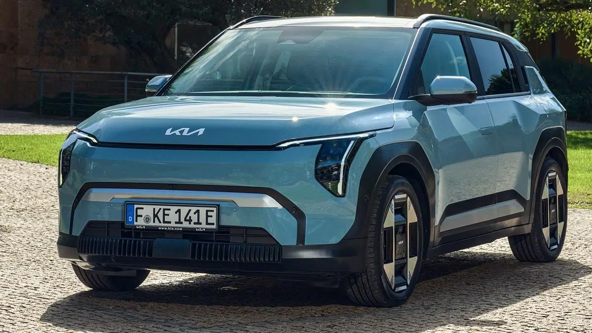Parte delantera del Kia EV3 2025 con firma luminosa LED vertical y parrilla Tiger Face