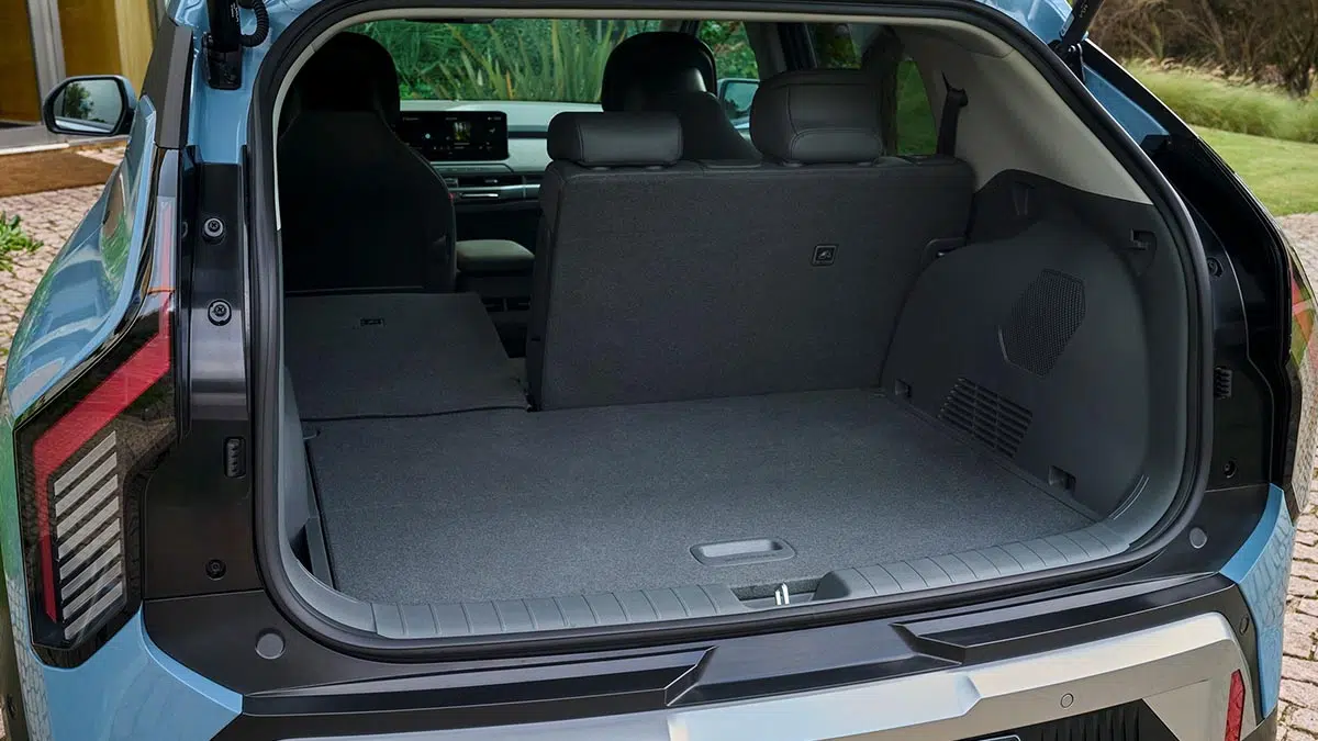 Maletero del Kia EV3 2025 con umbral bajo y modularidad optimizada para un SUV urbano