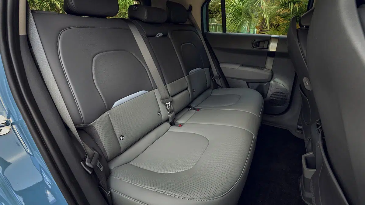 Asiento trasero del Kia EV3 2025 con espacio generoso y comodidad en la sentada