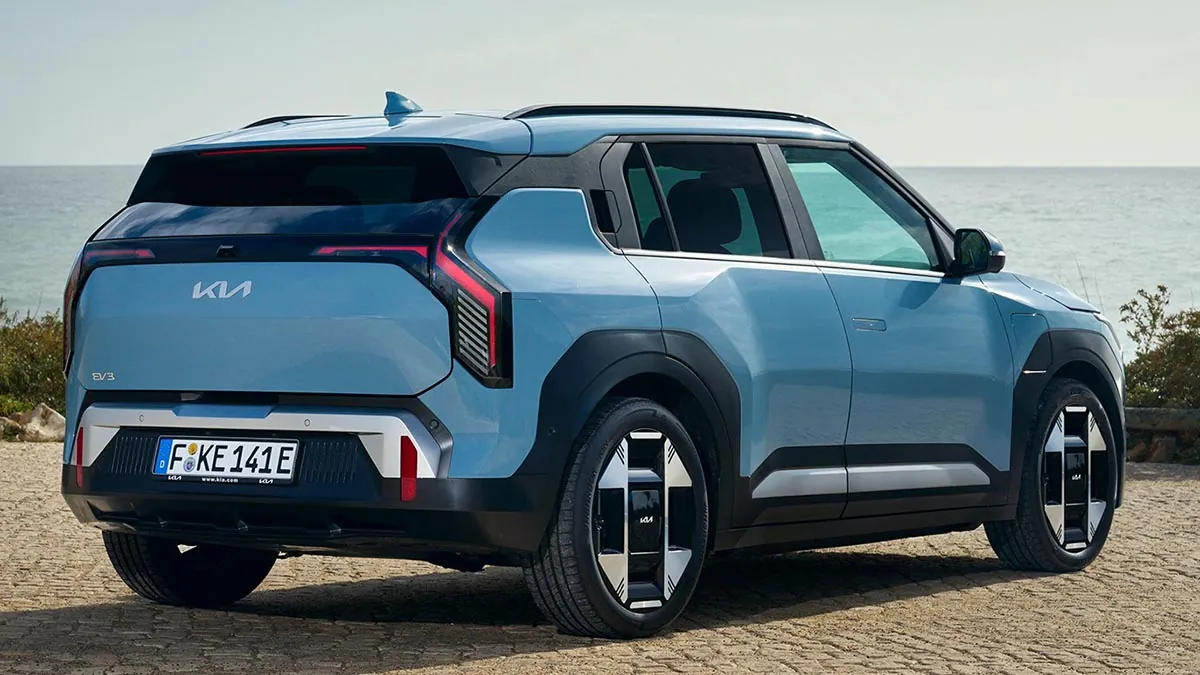 Vista trasera del Kia EV3 2025 con luces LED conectadas y spoiler integrado