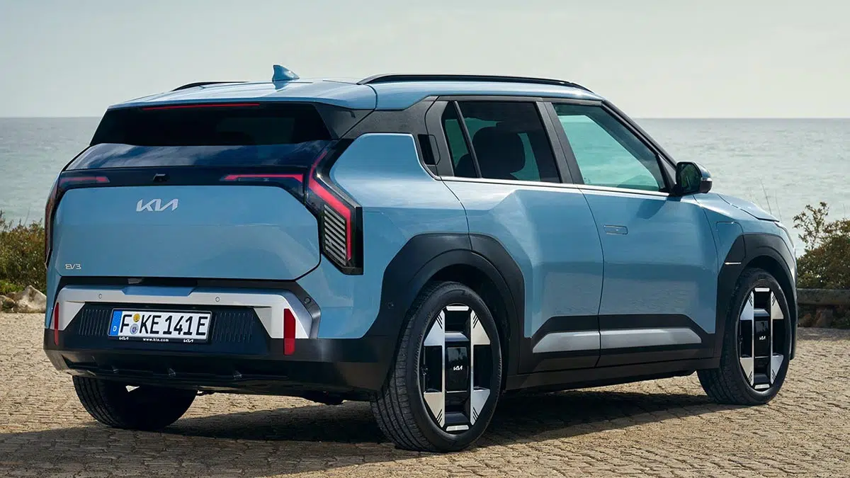 Vista trasera del Kia EV3 2025 con luces LED conectadas y spoiler integrado