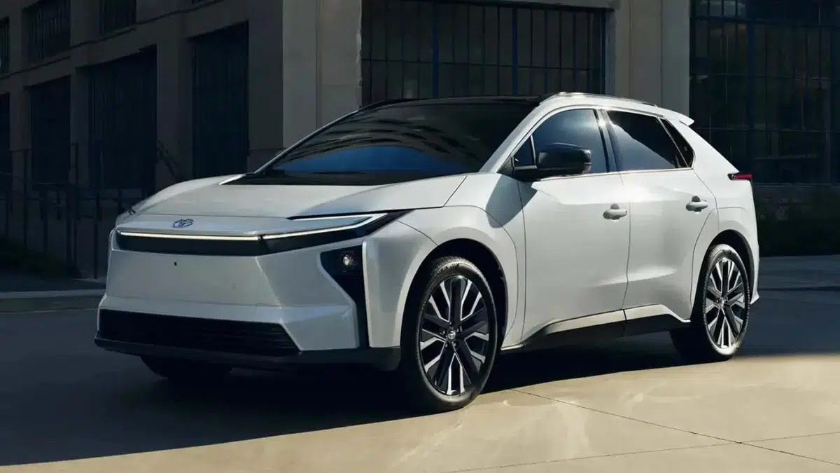 Frente del Toyota bZ 2026 100 % eléctrico con firma luminosa futurista