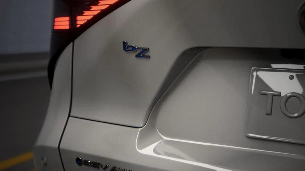 Toyota bZ presentado en un salón del automóvil con iluminación de stand