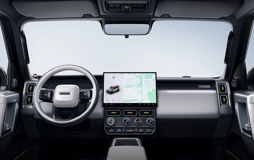 Interior del Chery iCar V23 EREV con doble pantalla digital y diseño moderno