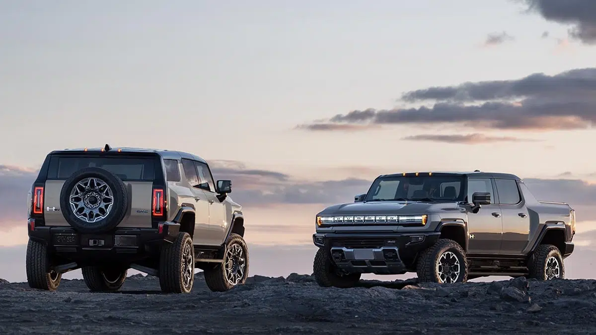 Parte trasera del GMC Hummer EV 2026 con portón MultiPro y luces LED verticales