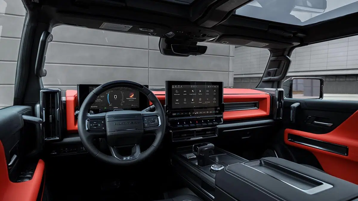 Tablero del GMC Hummer EV 2026 con doble pantalla digital y acabados premium
