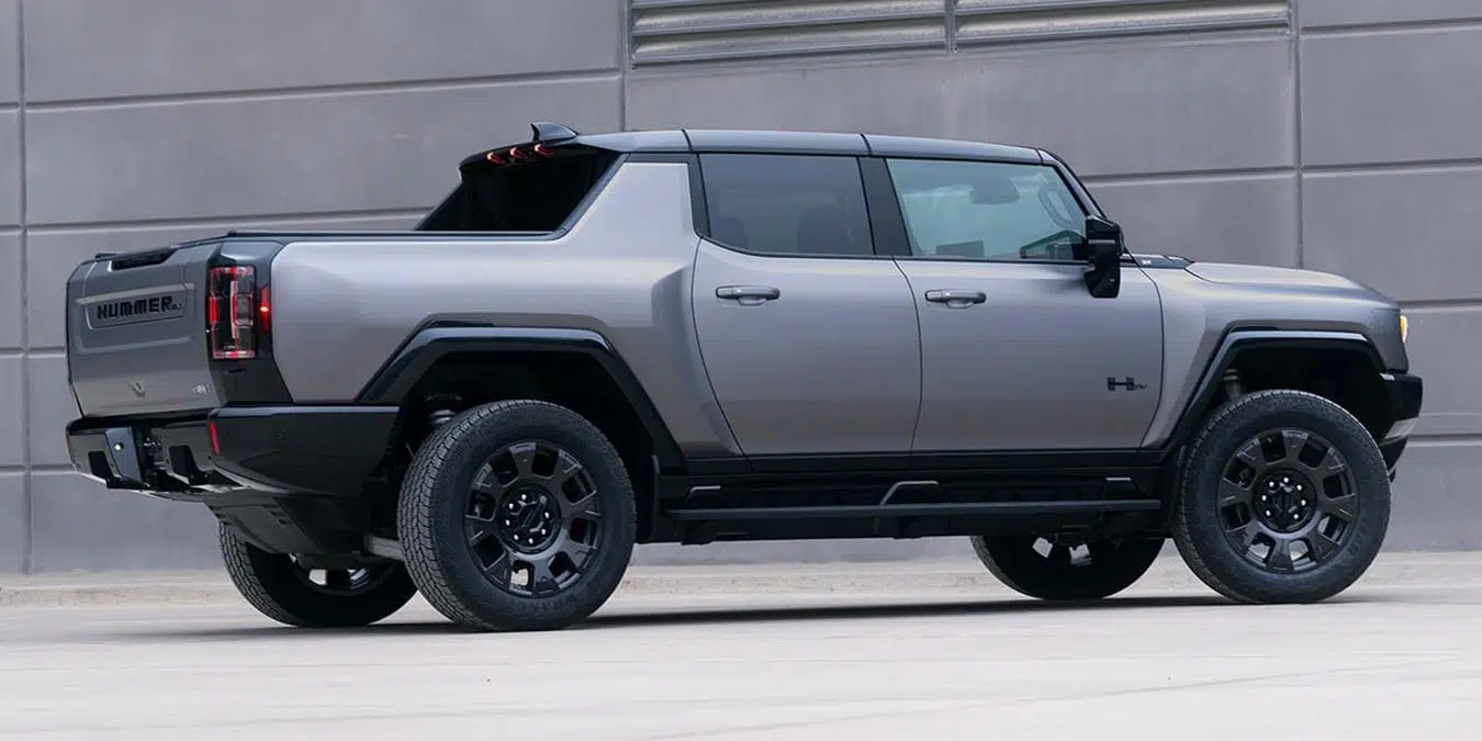 Parte trasera del GMC Hummer EV 2026 con luces verticales y un maletero robusto