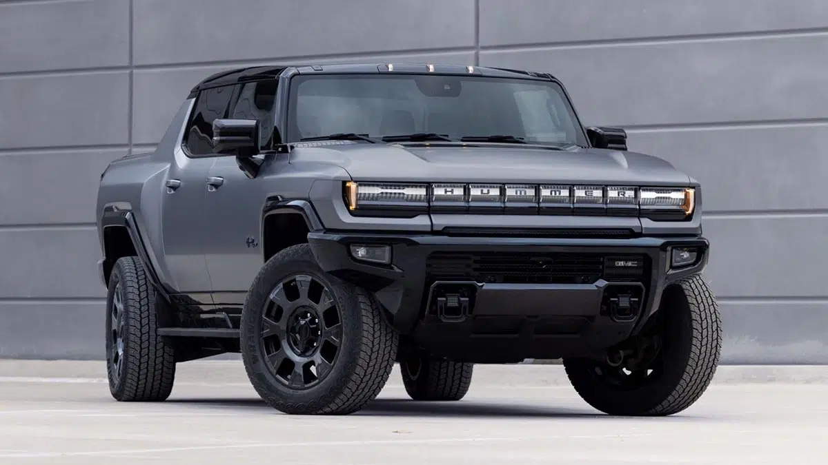 Frente del GMC Hummer EV 2026 con firma luminosa horizontal y parrilla retroiluminada