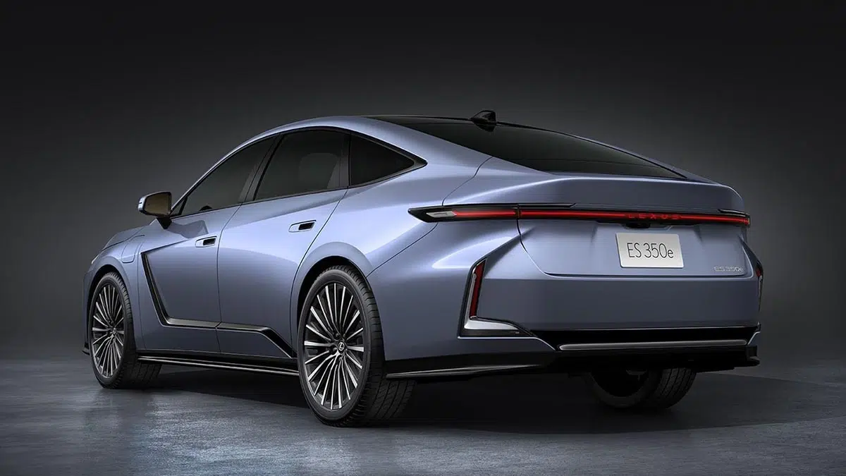 Parte trasera de la Lexus eléctrica con banda luminosa y difusor aerodinámico