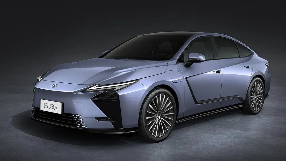 Frontal de la berlina eléctrica Lexus con parrilla cerrada y firma LED