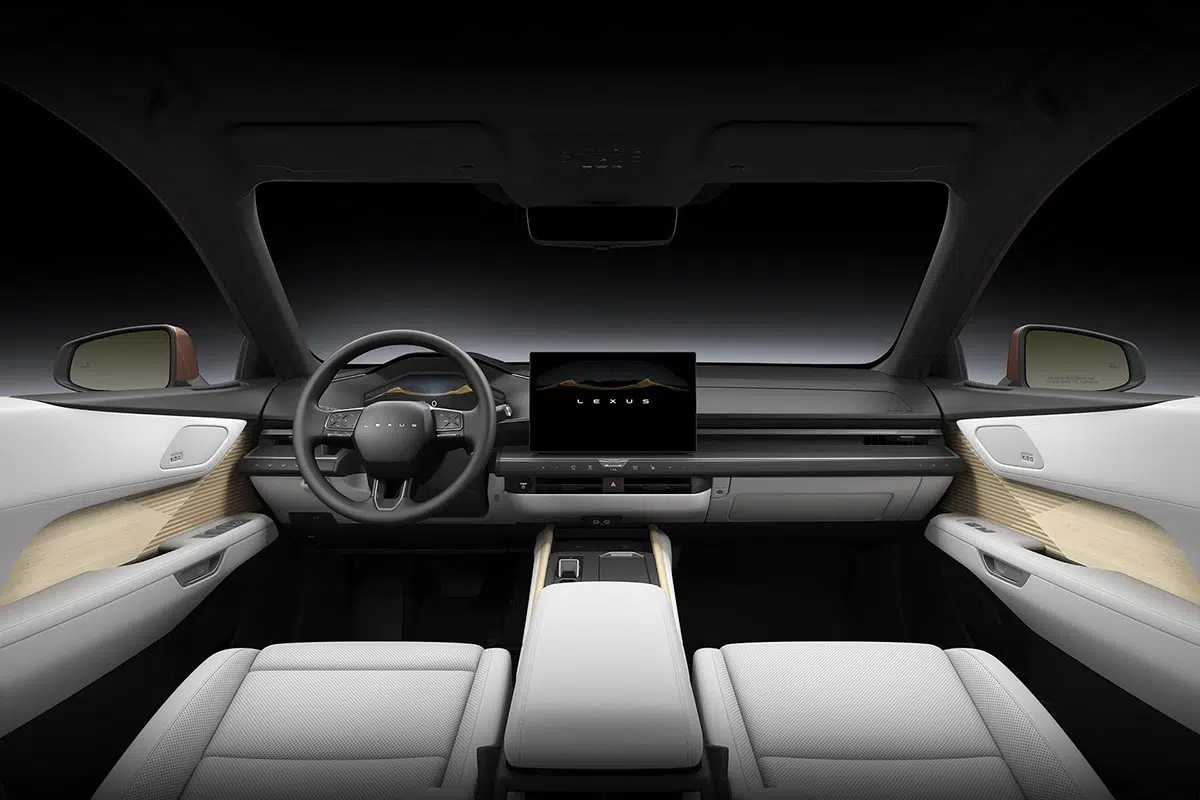Tablero de instrumentos digital de la berlina eléctrica Lexus con gran pantalla central y volante despejado
