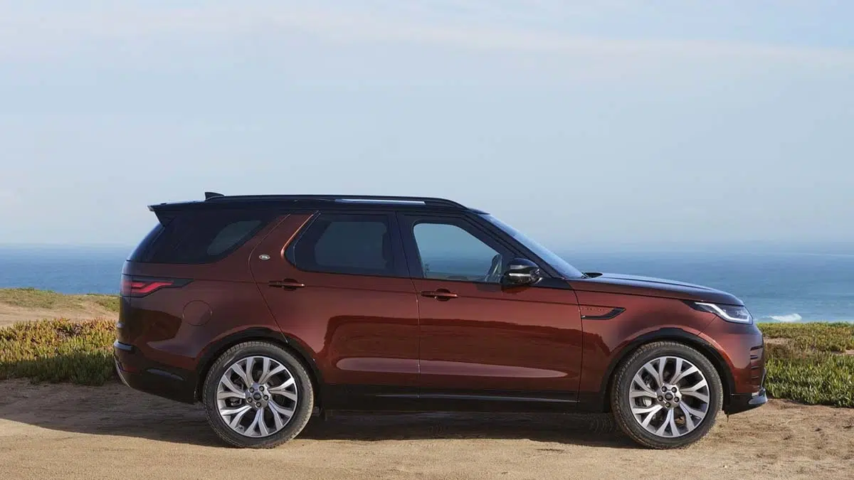 Vista lateral del Land Rover Discovery 2026 edición Tempest con llantas de 22 pulgadas